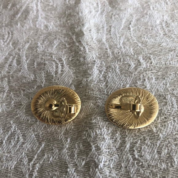 VintageTRIFARI Black & Rhinestone Clip-on Earrings - Picture 4 of 9